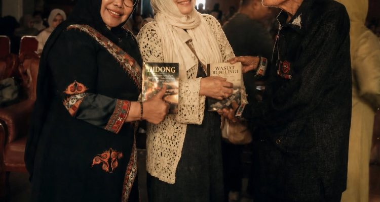 LK Ara bersama pengunjung/undangan tamu pertunjukan Dodong Jalu, Taman Budaya Aceh (10/10/2026). Foto:Muhrain
