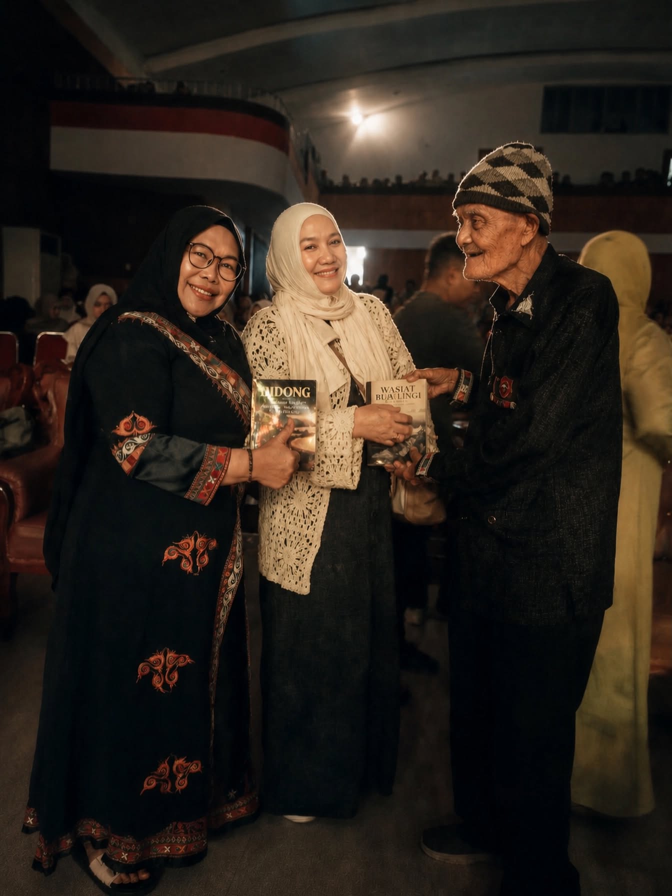 LK Ara bersama pengunjung/undangan tamu pertunjukan Dodong Jalu, Taman Budaya Aceh (10/10/2026). Foto:Muhrain
